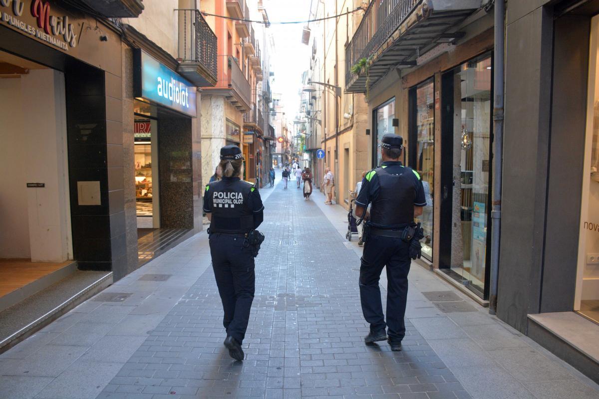 Dos agents de la Policia Municipal d'Olot, en una foto d'arxiu.