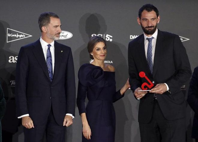 Letizia Ortiz, de Delpozo y don Felipe premian a Jorge Garbajosa