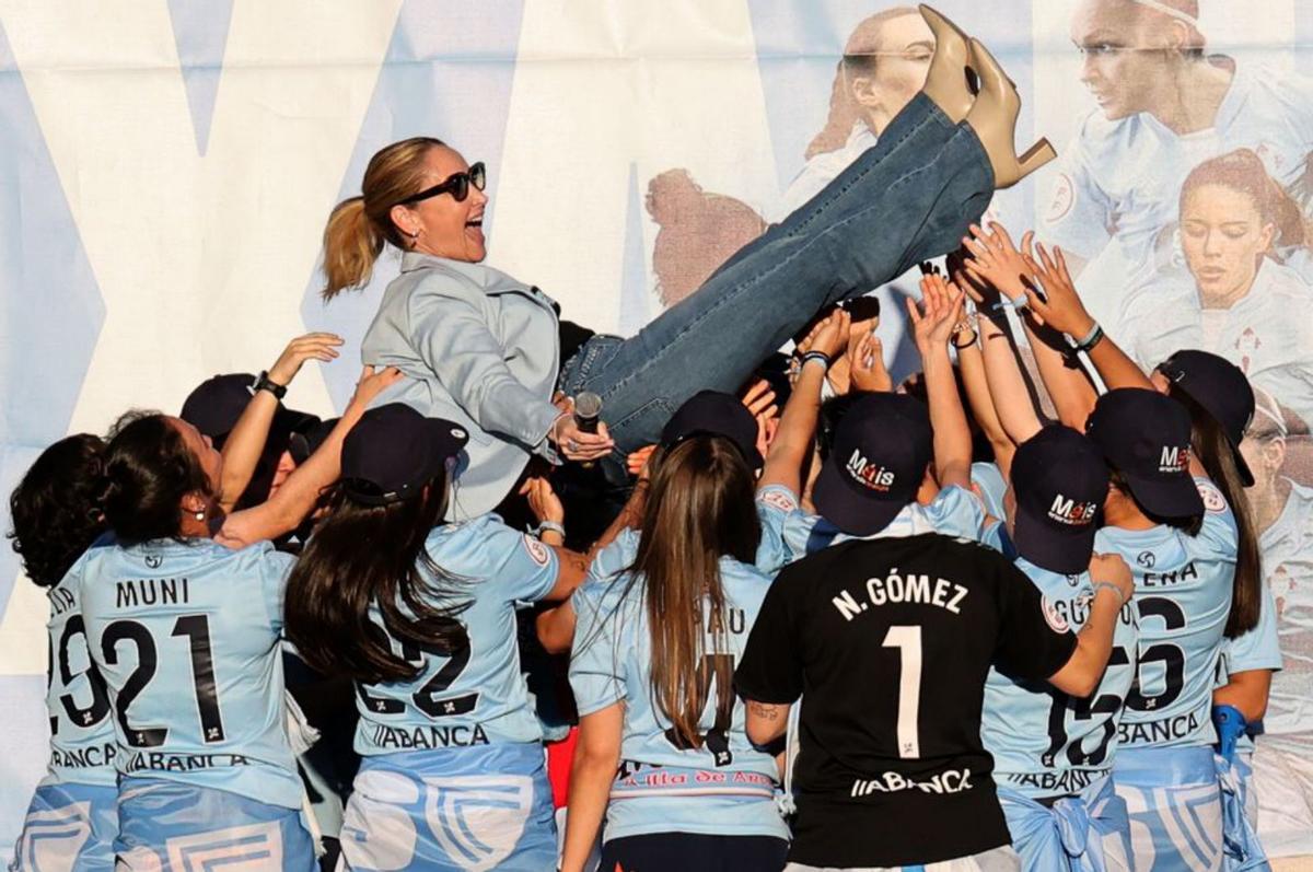 Las jugadoras alzan a Marián Mouriño en Porta do Sol.