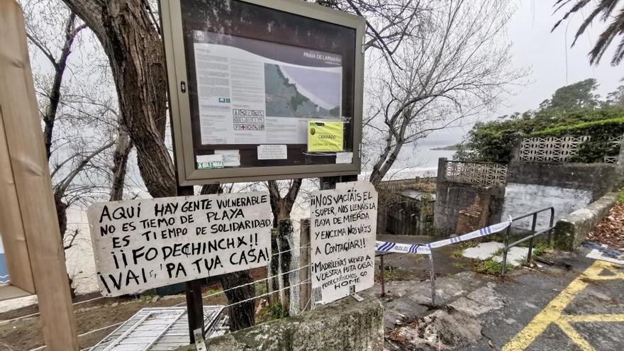 Carteles contra los madrileños aparecidos en Lapamán. // Santos Álvarez