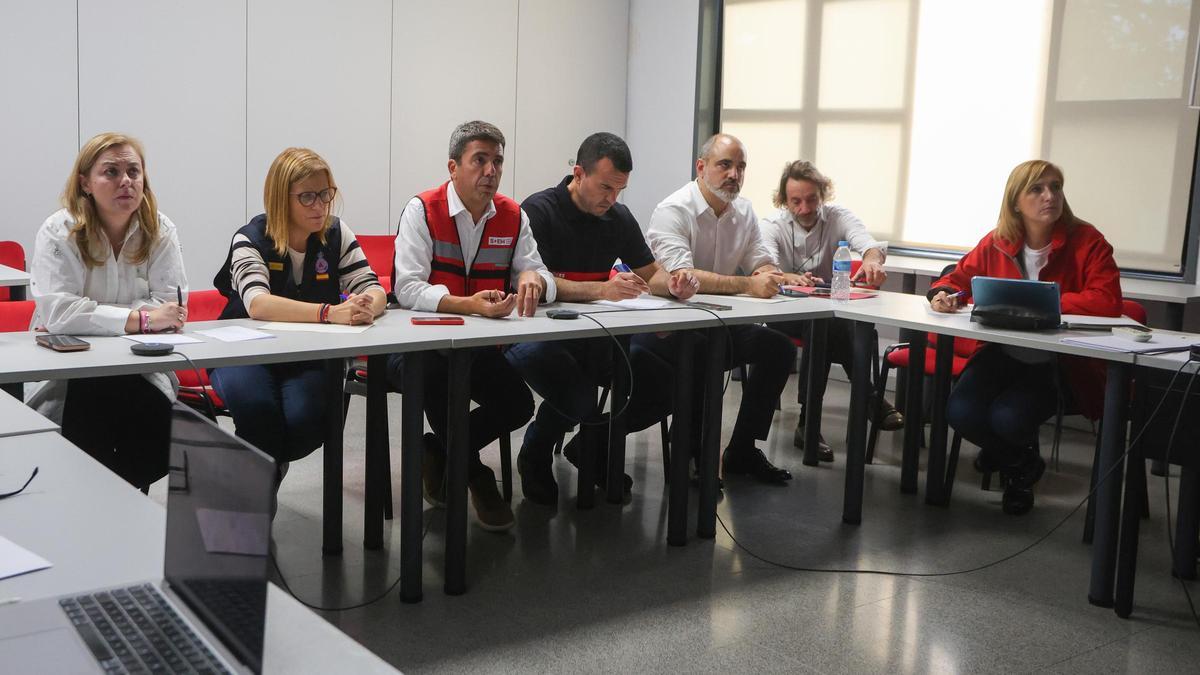 La delegada del Gobierno, Pilar Bernabé, segunda por la izquierda, en una reunión del Cecopi junto a Mazón, Mompó y Pradas, entre otros.
