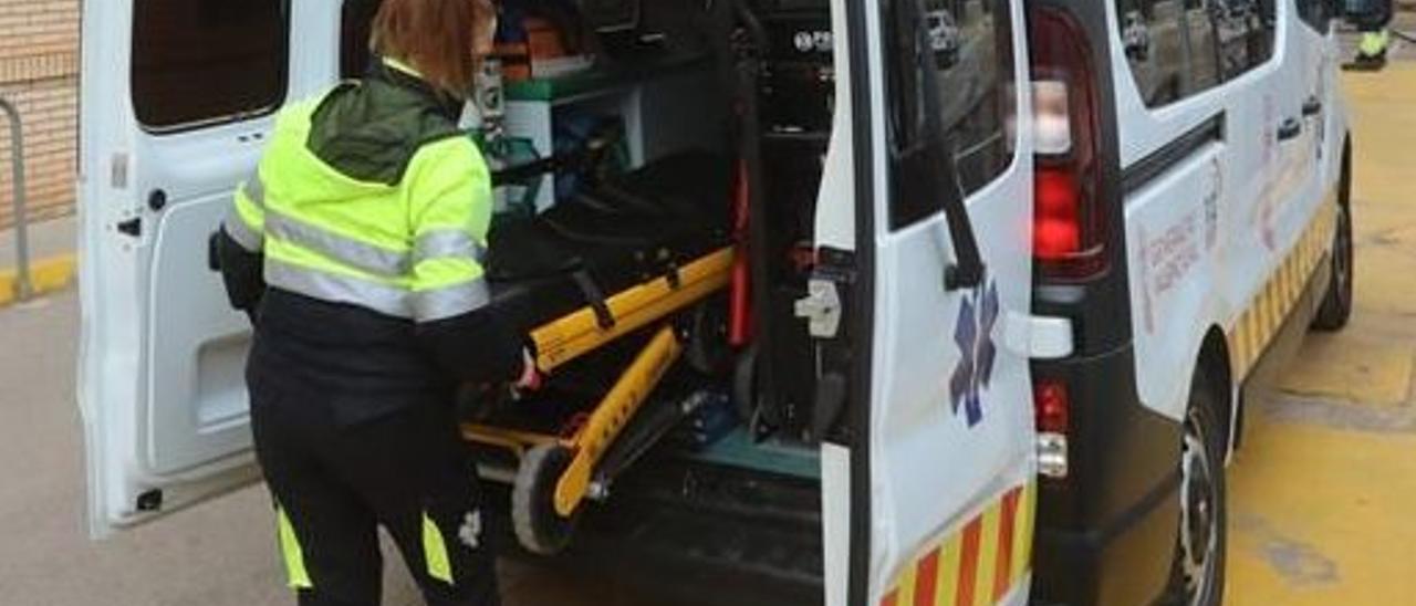 Imagen de archivo de los servicios sanitarios en el Hospital General de Castelló en uno de los traslados al centro.