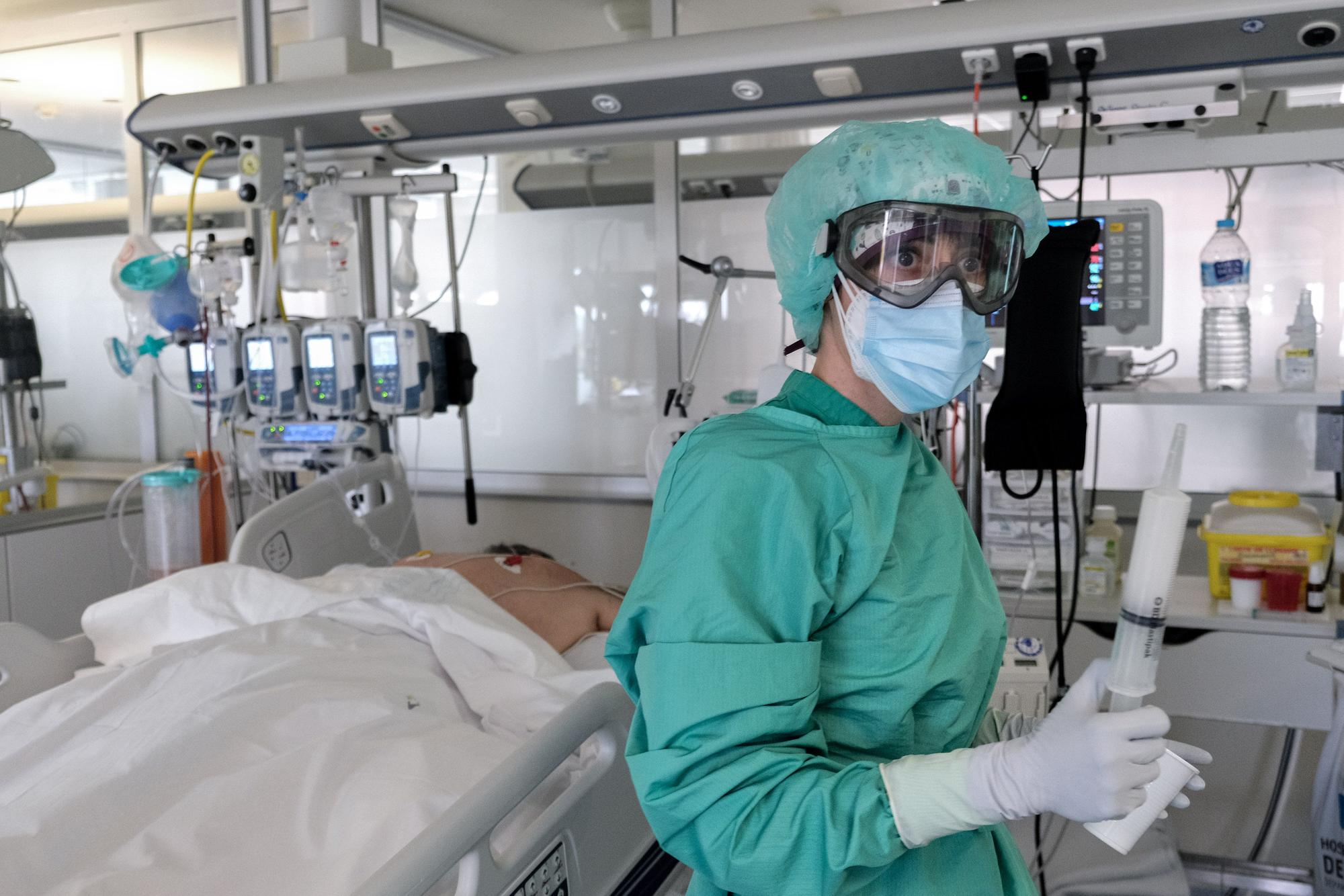 Sanitarios agotados trabajan sin descanso en la UCI del Hospital Universitario de Torrevieja durante la tercera ola de contagios de covid
