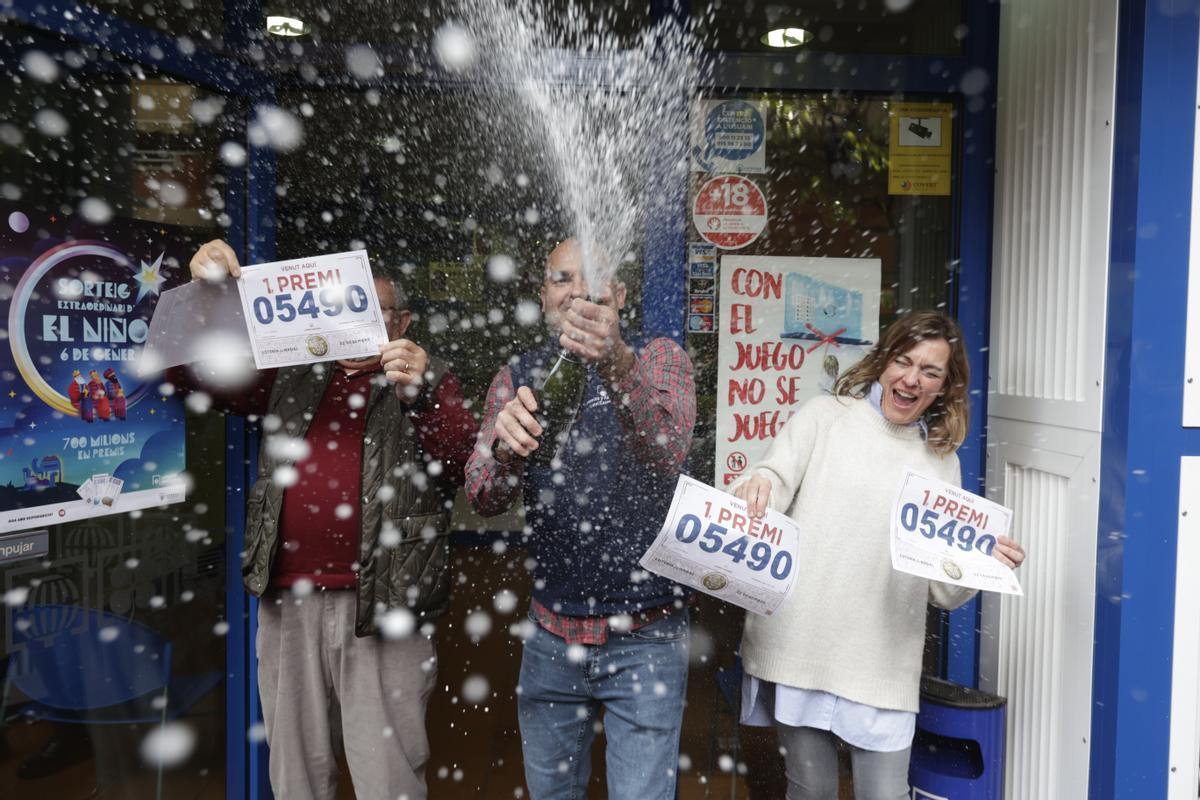 Gordo de la Lotería en Barberà del Vallés. El lotero Alfonso Ibáñez, de la administración 2 de la localidad, celebra haber vendido 5 series del gordo de la Lotería.