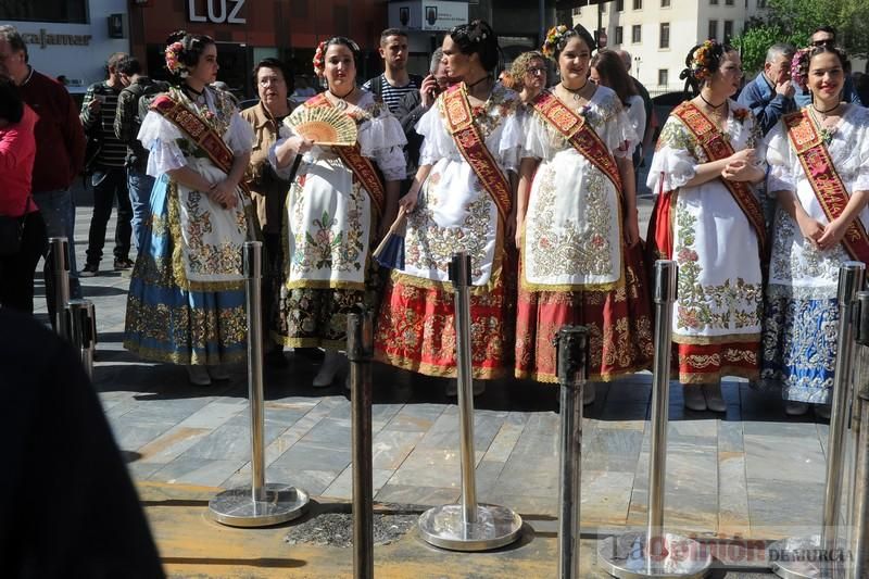 Concentración en la Avenida de la Libertad por la quema de la escultura floral