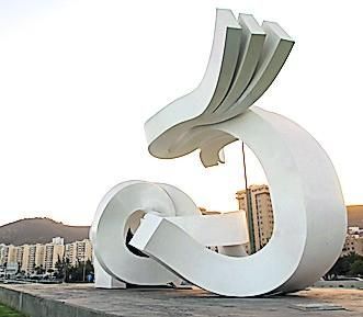 Arte - Lady Harimaguada: La obra del escultor Martín Chirino se emplazó en San Cristóbal en el año 1996. La pieza está elaborada en hierro y pintada entera de blanco.