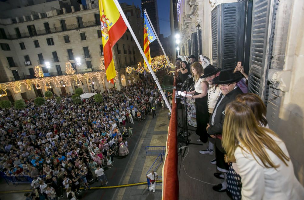 El pregón de las Hogueras 2019 da la bienvenida al Fuego a la ciudad de Alicante