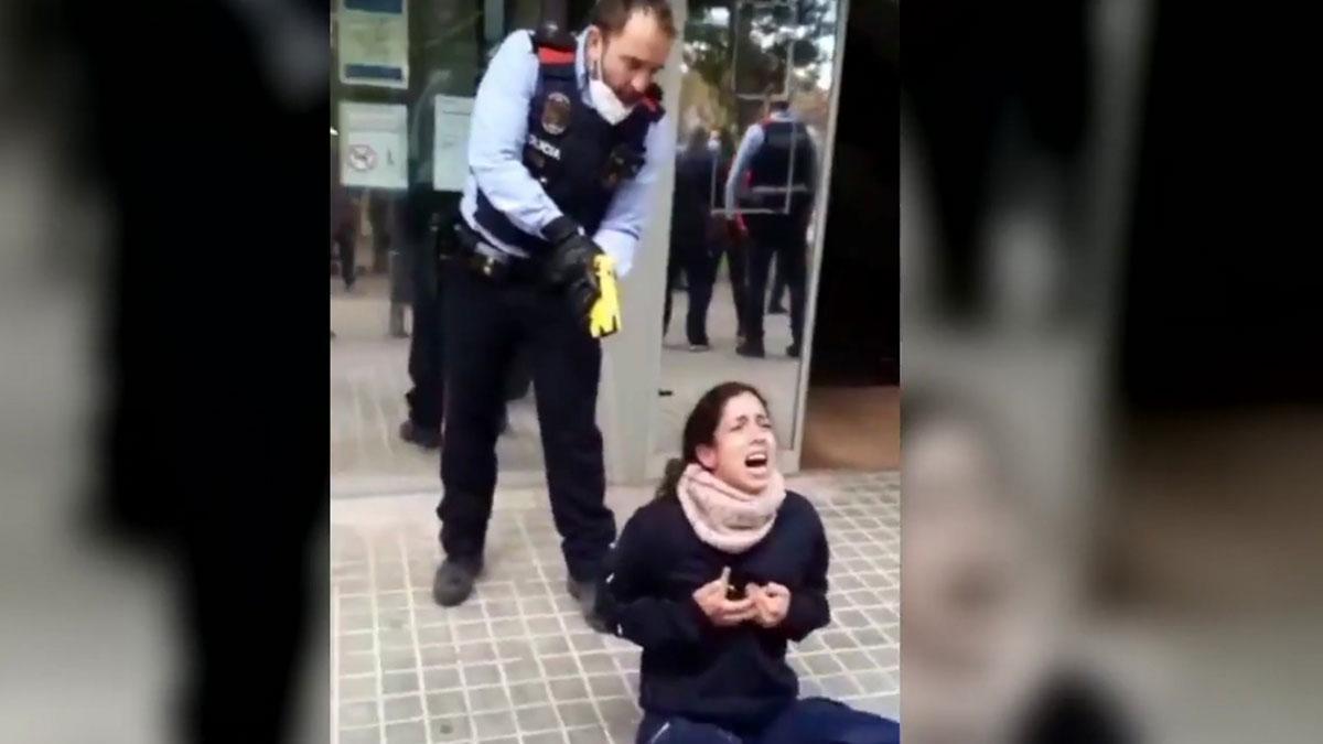 Los Mossos reducen con una Taser a una joven en Sabadell.