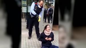 Los Mossos reducen con una Taser a una joven en Sabadell.