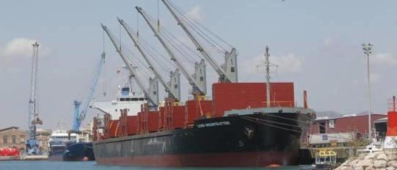 Un buque atracado en el muelle norte saguntino.