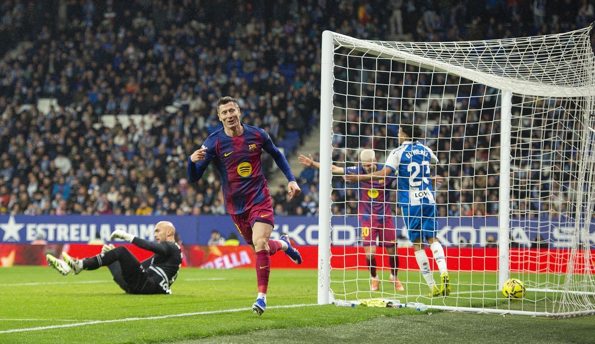Lewandowski celebra el segundo gol del Barça.