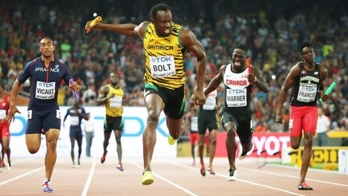 Usain Bolt culmina el relevo 4x100 de Jamaica con una victoria.