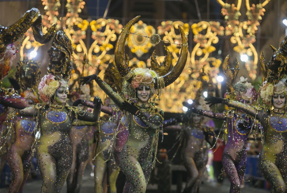 El desfile folclórico internacional de las Hogueras de Alicante llena de color las calles de la ciudad