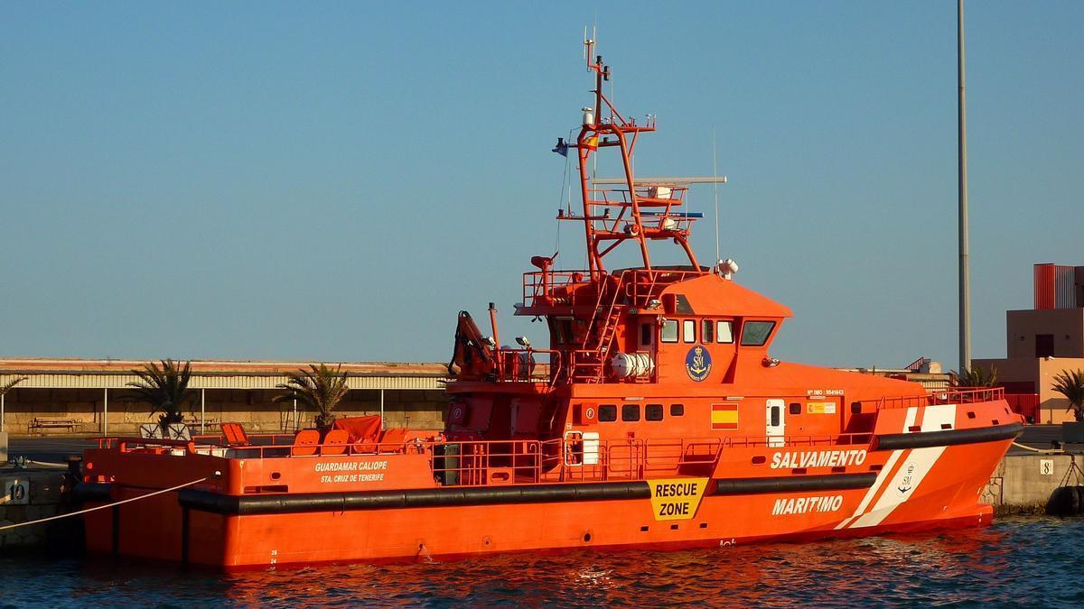 Localitzen un caiuc amb unes 200 persones a més de 130 quilòmetres al sud de Gran Canària