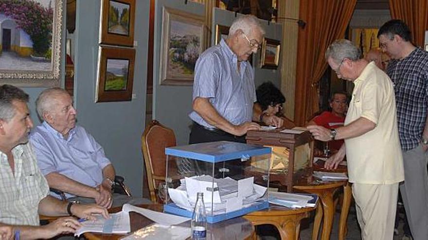 Un instante de la votación celebrada ayer en la que se eligió a Ramón Torregrosa nuevo presidente del Casino.