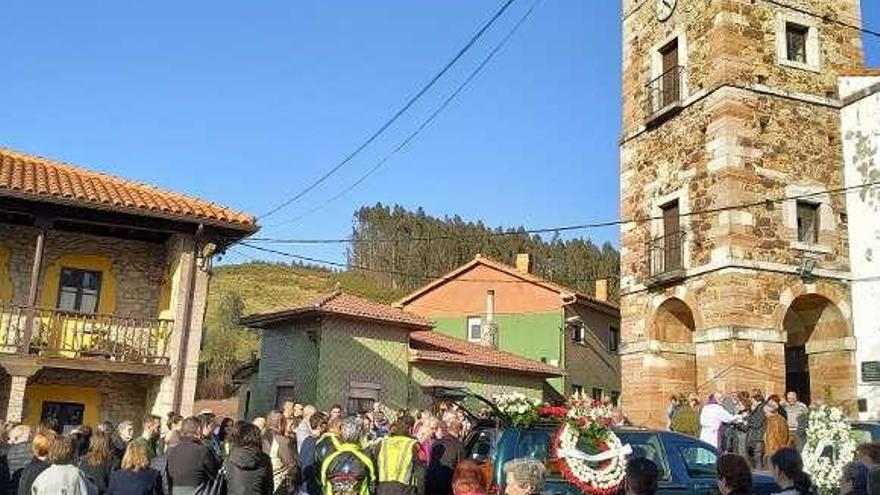 La familia motera recibe el féretro de José Manuel Arango.