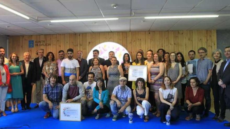 Foto de familia de los galardonados en los Premios a la Cooperación. // Jesús Regal