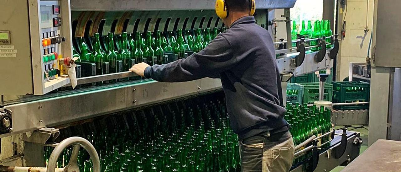 Daniel Antonio González, en el proceso de embotellado del Lagar de Peñón, en Carreño. | Paula Fernández