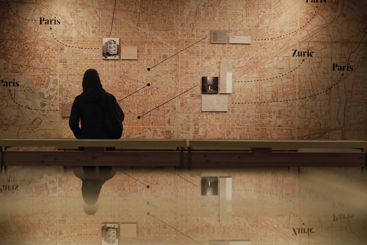 Mapa de Barcelona, con las exposiciones de Ribó para ADLAN, en la muestra.