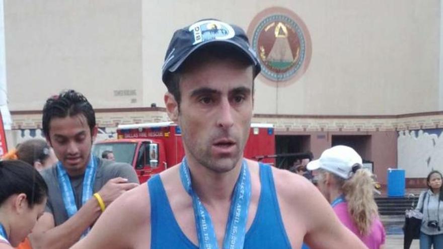 Noel Fernández, con la medalla tras ganar el maratón de Dallas. / la opinión