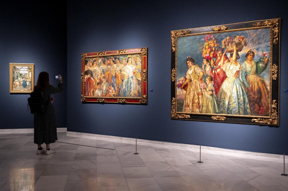 De derecha a izquierda, 'Floreal' (1915), de José Pinazo; 'Falleras y niños' (1930), de Luis Felipe Usabal.