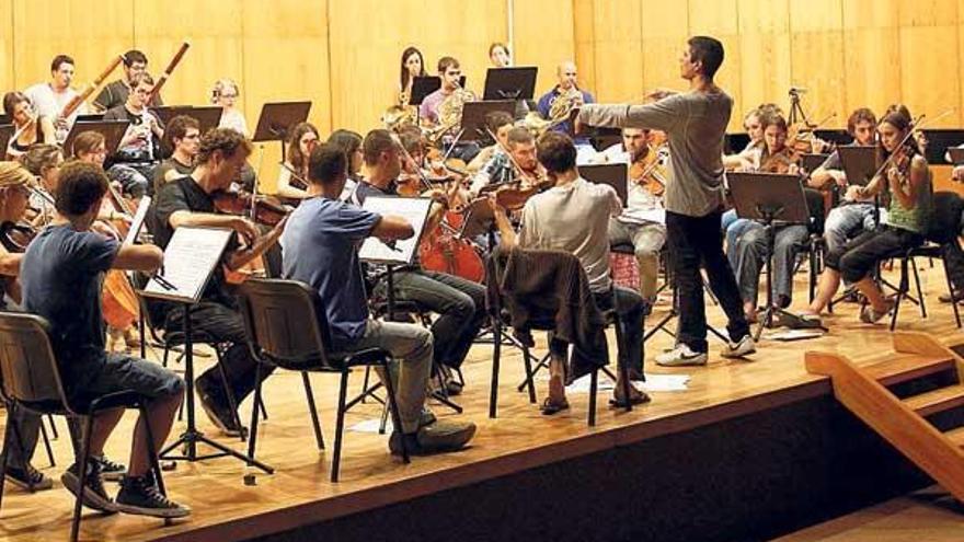 La orquesta Vigo 430 en el ensayo intensivo de ayer para el concierto del miércoles.  // Lores