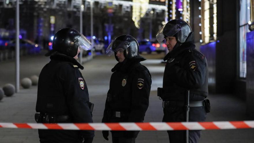 Policías rusos enfrente del FSB.