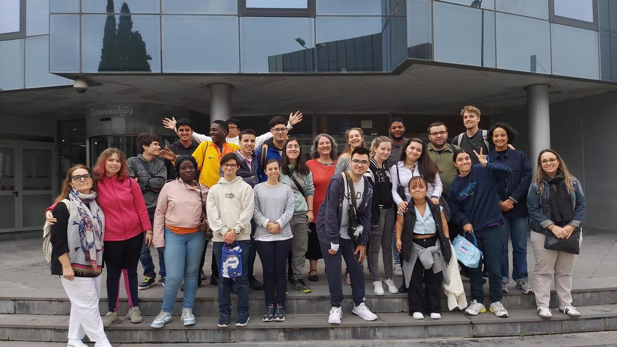 El alumnado y el profesorado de los PCI, en una visita a la CARTV