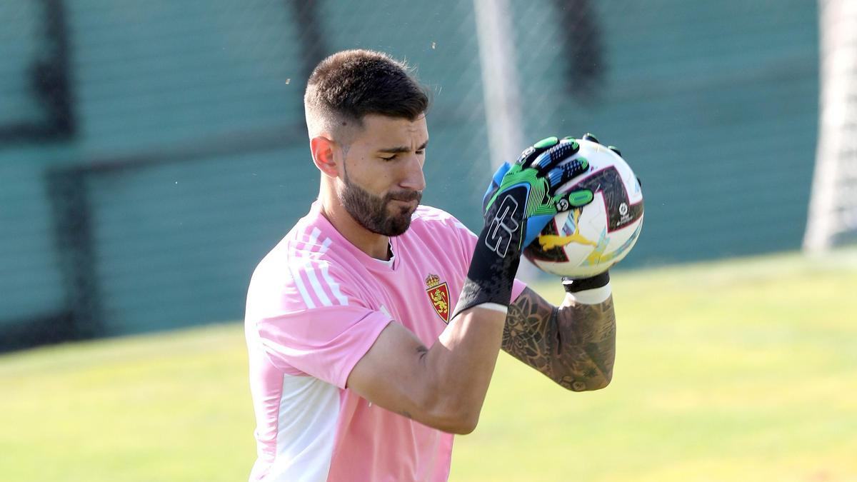 Ratón atrapa un balón en un entrenamiento del Real Zaragoza.