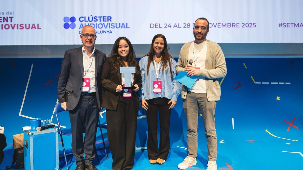 Jelwen Arconado, posando con el Premio al Desarrollo junto a responsables del Clúster Audiovisual de Cataluña y otras productoras.