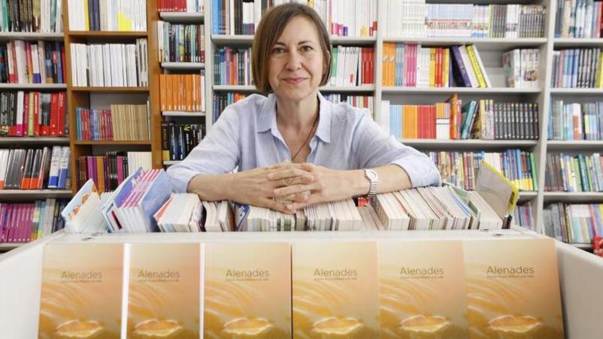 Maria Torres Cardona, ayer, con varios ejemplares de ‘Alenades’, en la Llibreria Mediterrània.