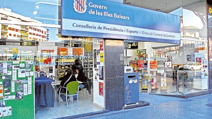 Fachada de la oficina de juventud del Govern en la avenida Alemania, que cuesta a la Conselleria 13.000 euros mensuales.