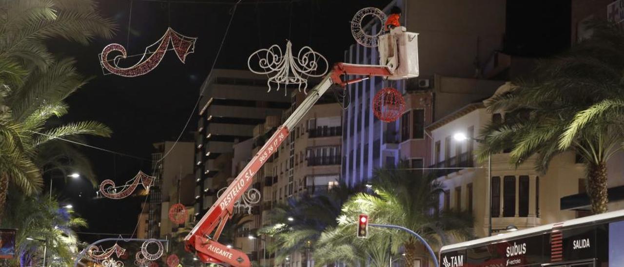 Colocación de las luces de Navidad en Alfonso el Sabio, anoche.