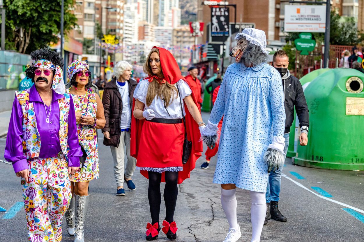 Los británicos desafían a la lluvia y celebran su "Fancy Dress Party" en Benidorm