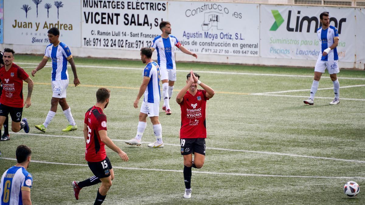 El alicantino Álvaro Salinas celebra uno de los dos tantos que le marcó al Hércules en Formentera.