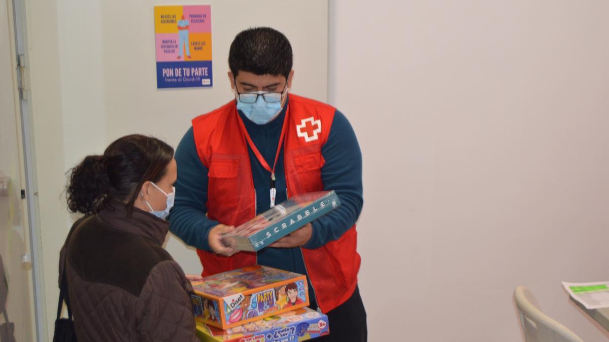 Entrega de juguetes de Cruz Roja.