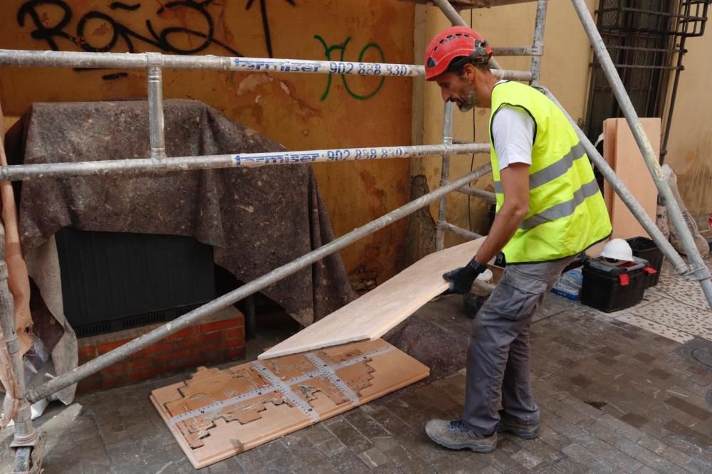 Este martes por la mañana, dos operarios municipales comenzaban a trabajar en su retirada que poco antes de las doce del mediodía ya había concluido.