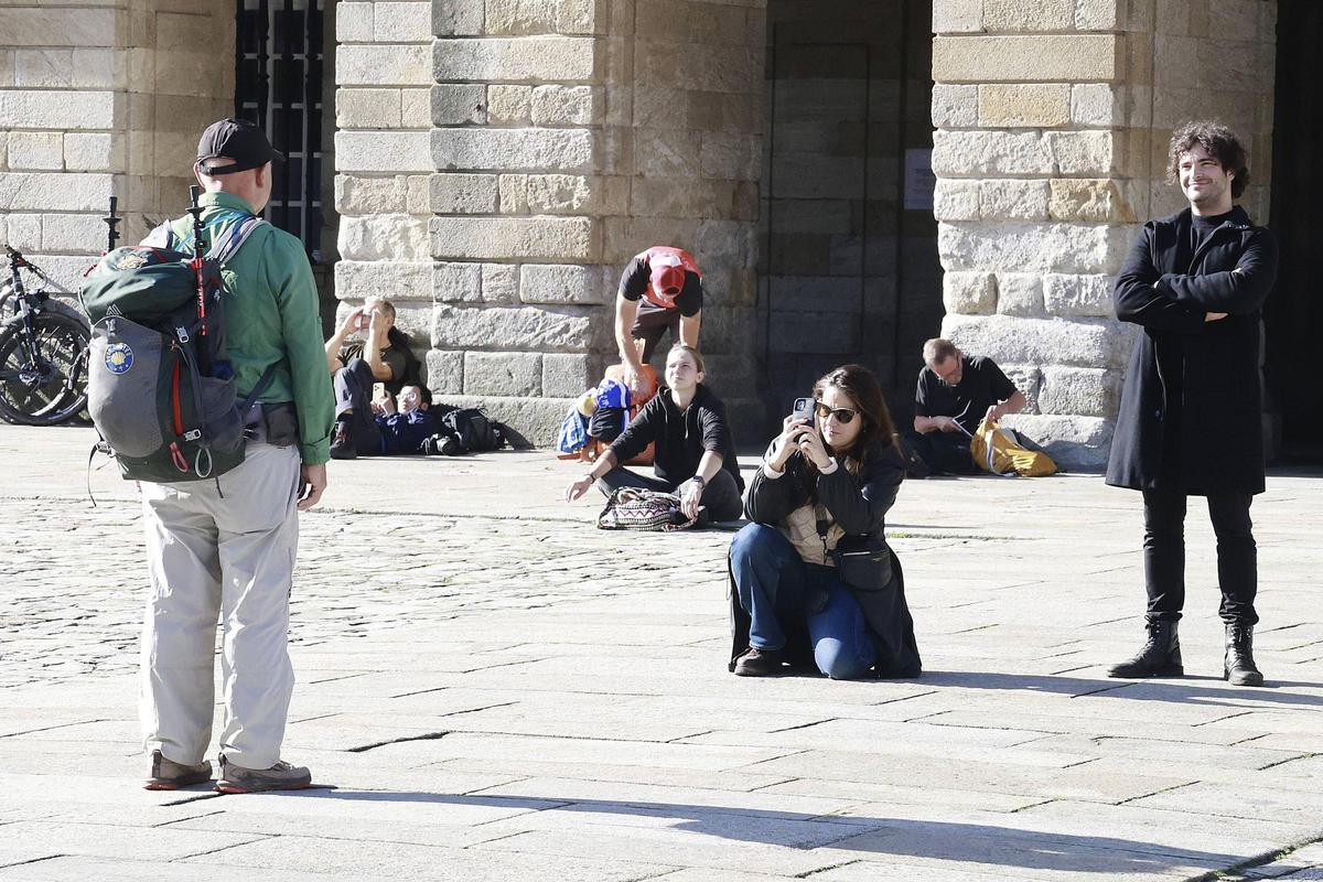 Turistas en la Praza do Obradoiro de Santiago