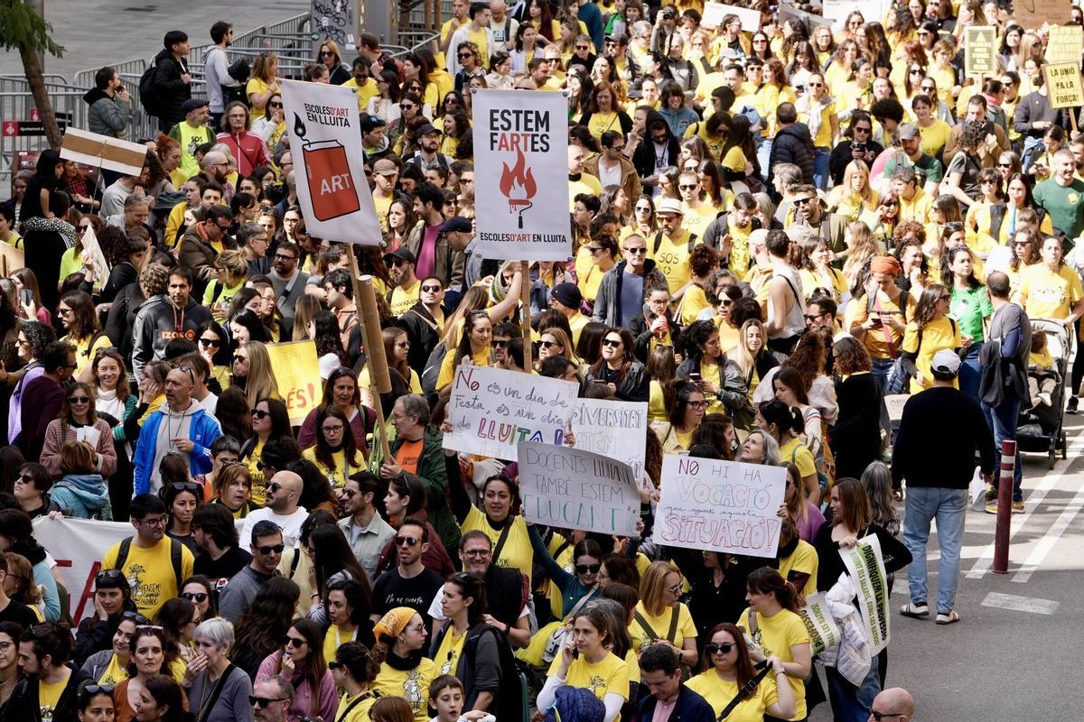 Profesores se manifiestan por la Via Laietana de Barcelona durante la jornada de huelga educativa. Barcelona, 16 de marzo de 2026. Profesores se manifiestan por la Via Laietana de Barcelona durante la jornada de huelga educativa. Barcelona, 16 de marzo de 2026.
