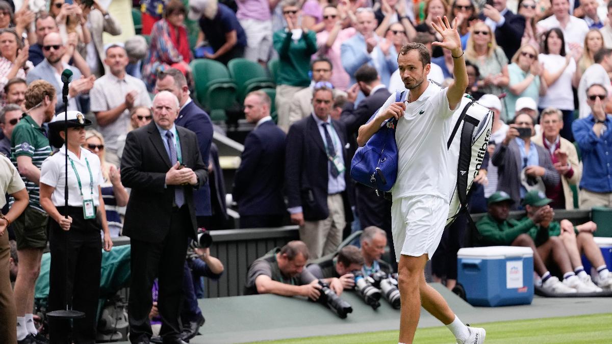 Daniil Medvedev abandona la pista después del partido contra Carlos Alcaraz en Wimbledon