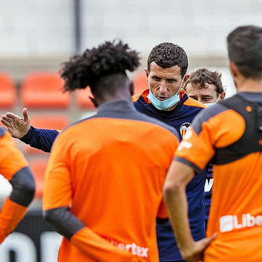 El técnico del Valencia Javi Gracia da instrucciones.