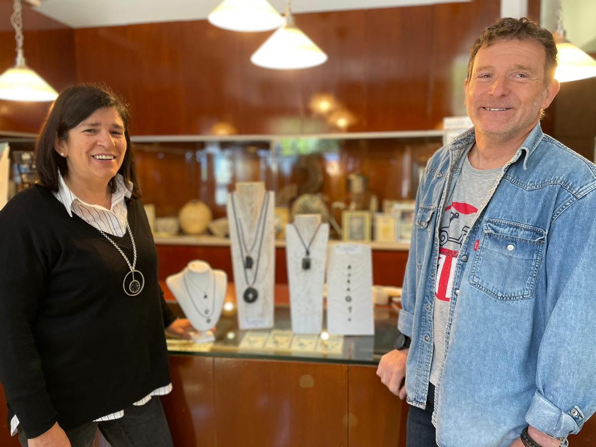 Marta Baquero y Alfredo Asensio, con las colecciones de &quot;Tucarbónjoya&quot;.