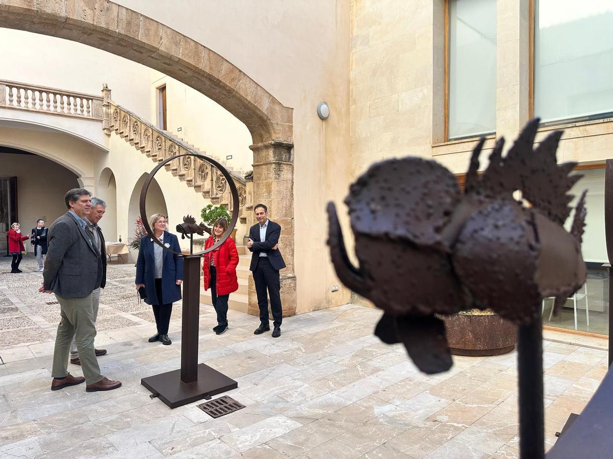 El artista ha instalado cap-roigs de hierro enmarcados en aros.