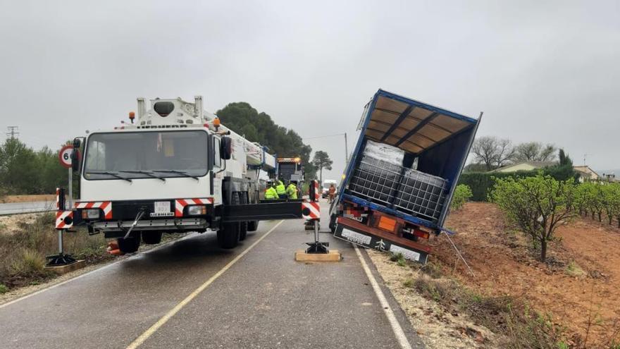 Un camión con 7.000 litros de líquido inflamable se sale de la vía