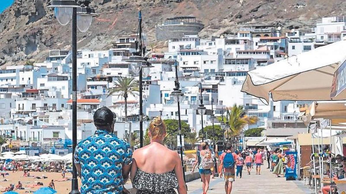 Turistas en el paseo marítimo de Mogán, en Gran Canaria.