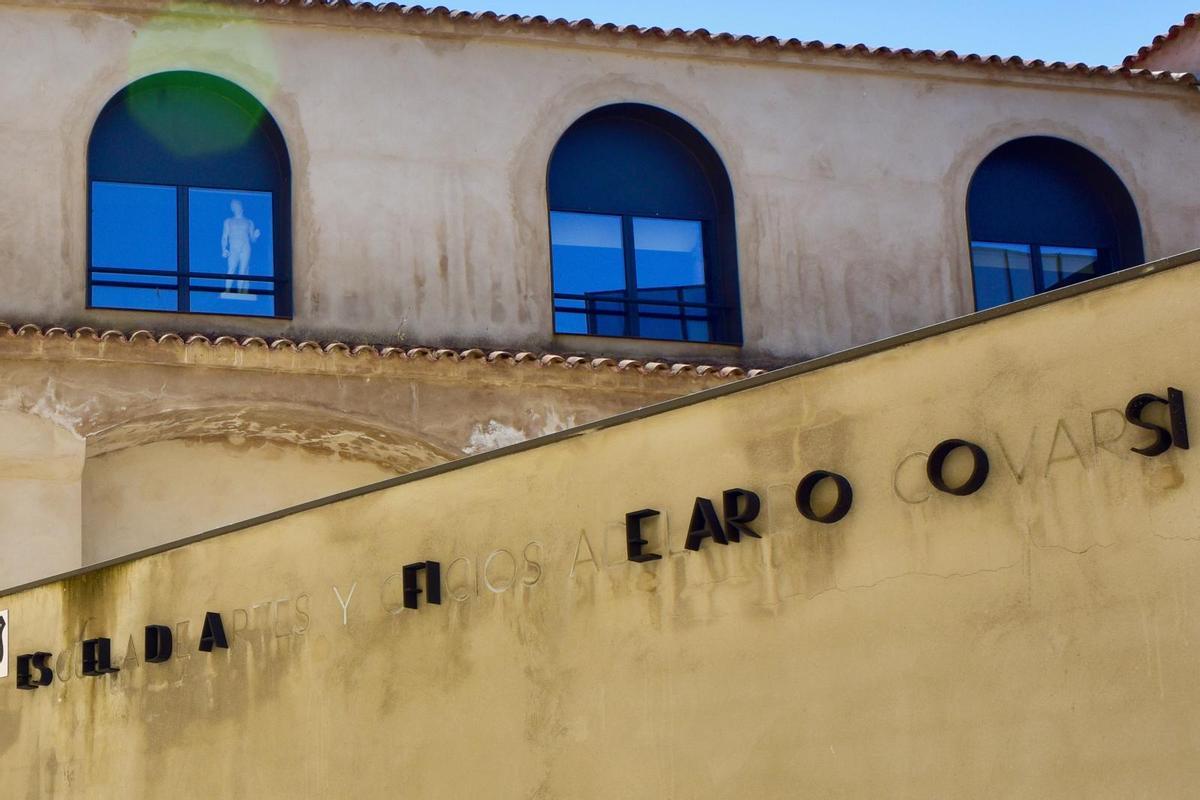 La nueva sede de la escuela, en la calle Chapín, donde ya se aprecian letras despegadas en el rótulo.
