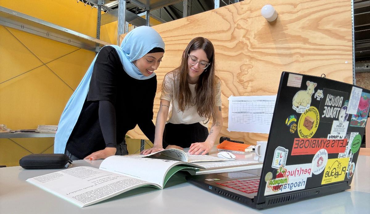 Las jóvenes Oumaima Manchit y Lucía Dorta durante los primeros días de trabajo en Matadero Madrid.