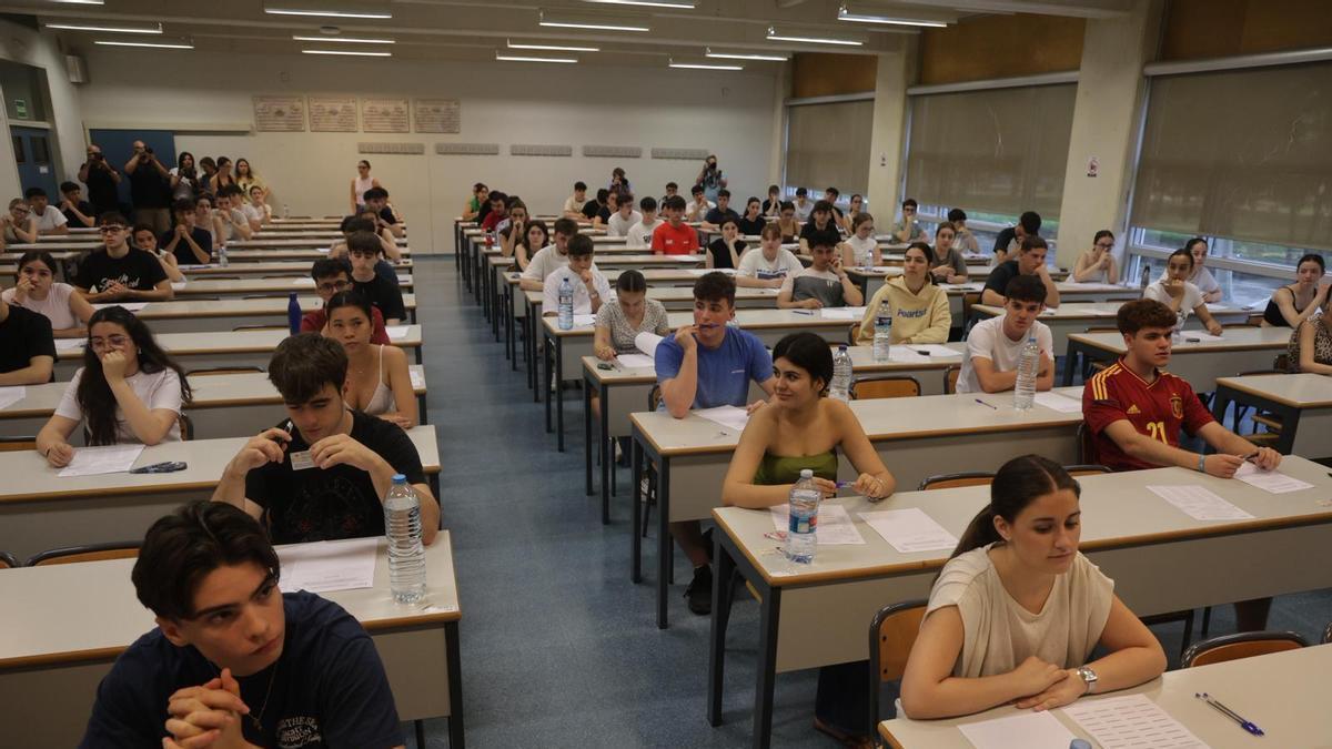 Miles de estudiantes se enfrentan a las PAU en Valencia