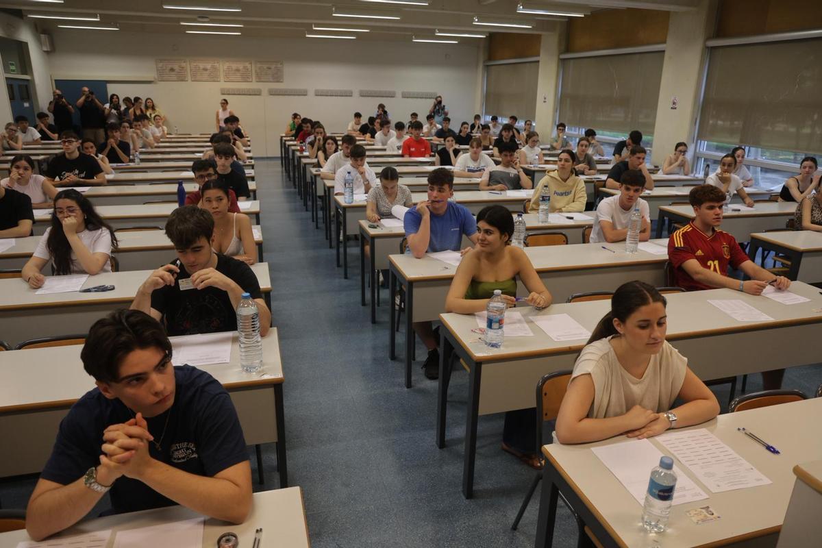 Miles de estudiantes se enfrentan a las PAU en Valencia.
