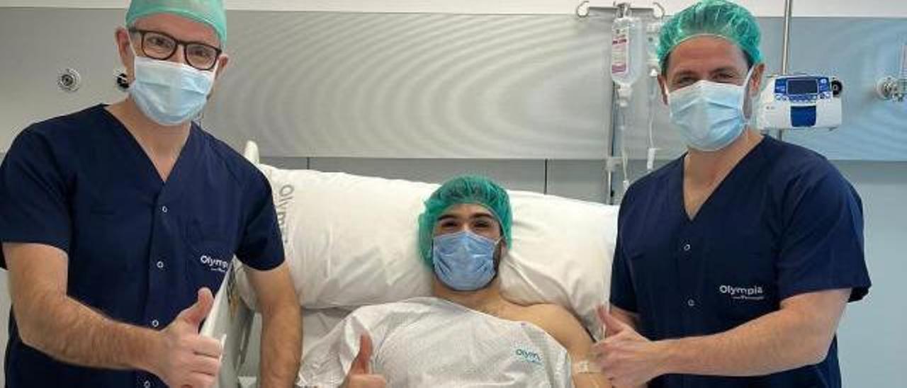 Santi López, después de la operación en la Clínica Olympia, junto a los doctores César Flores y Manuel Leyes. |  // C.O.